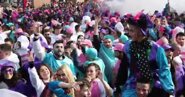 クサンティ ギリシャ 2018 クサンティで毎年恒例のカーニバルのパレード中にカラフルな衣装に身を包んだ人々 モアウィ イベントは近隣諸国にも非常に人気のあります — ストック動画