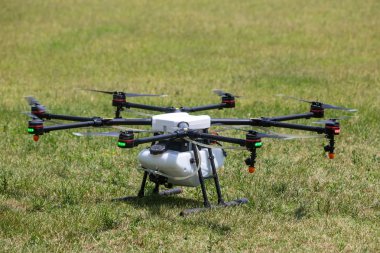 Thessaloniki, Yunanistan - 21 Haziran 2018: Profesyonel tarım drone uçuş öncesi hazırlık sırasında yeşil sahada