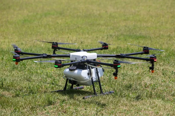 希腊塞萨洛尼基 2018年6月21日 飞行前准备期间绿地上的专业农业无人机 — 图库照片