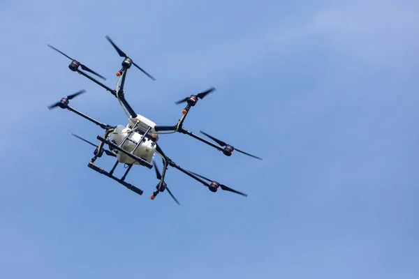 希腊塞萨洛尼基 2018年6月21日 试飞期间绿地上的专业农业无人机 — 图库照片