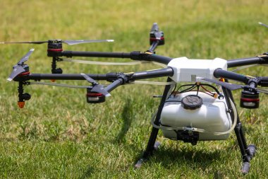 Thessaloniki, Yunanistan - 21 Haziran 2018: Profesyonel tarım drone uçuş öncesi hazırlık sırasında yeşil sahada