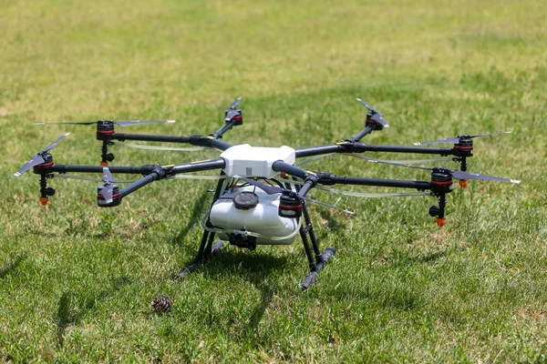希腊塞萨洛尼基 2018年6月21日 飞行前准备期间绿地上的专业农业无人机 — 图库照片