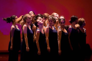 Thessaloniki, Yunanistan - 9 Mayıs 2018: Performans sırasında Unidentifieds dansçılar bale Firebird Skg köprüler sanat ve Kültür Festivali gerçekleşti sırasında yer Selanik Konser Salonu'nda