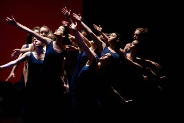 Thessaloniki, Yunanistan - 9 Mayıs 2018: Performans sırasında Unidentifieds dansçılar bale Firebird Skg köprüler sanat ve Kültür Festivali gerçekleşti sırasında yer Selanik Konser Salonu'nda