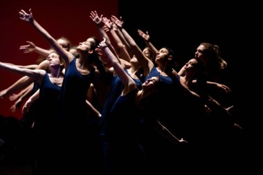Thessaloniki, Yunanistan - 9 Mayıs 2018: Performans sırasında Unidentifieds dansçılar bale Firebird Skg köprüler sanat ve Kültür Festivali gerçekleşti sırasında yer Selanik Konser Salonu'nda