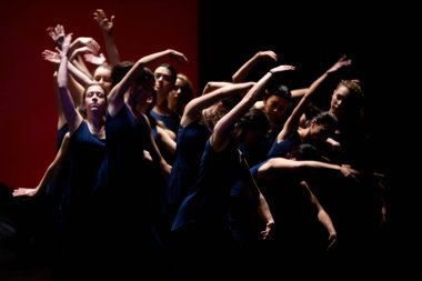 Thessaloniki, Yunanistan - 9 Mayıs 2018: Performans sırasında Unidentifieds dansçılar bale Firebird Skg köprüler sanat ve Kültür Festivali gerçekleşti sırasında yer Selanik Konser Salonu'nda
