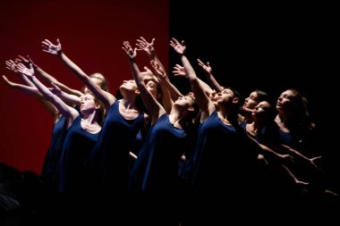 Thessaloniki, Yunanistan - 9 Mayıs 2018: Performans sırasında Unidentifieds dansçılar bale Firebird Skg köprüler sanat ve Kültür Festivali gerçekleşti sırasında yer Selanik Konser Salonu'nda