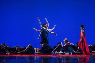 Thessaloniki, Yunanistan - 9 Mayıs 2018: Performans sırasında Unidentifieds dansçılar bale Firebird Skg köprüler sanat ve Kültür Festivali gerçekleşti sırasında yer Selanik Konser Salonu'nda