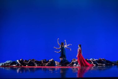 Thessaloniki, Yunanistan - 9 Mayıs 2018: Performans sırasında Unidentifieds dansçılar bale Firebird Skg köprüler sanat ve Kültür Festivali gerçekleşti sırasında yer Selanik Konser Salonu'nda