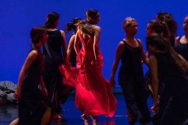 Thessaloniki, Yunanistan - 9 Mayıs 2018: Performans sırasında Unidentifieds dansçılar bale Firebird Skg köprüler sanat ve Kültür Festivali gerçekleşti sırasında yer Selanik Konser Salonu'nda