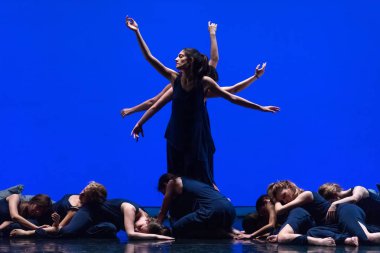 Thessaloniki, Yunanistan - 9 Mayıs 2018: Performans sırasında Unidentifieds dansçılar bale Firebird Skg köprüler sanat ve Kültür Festivali gerçekleşti sırasında yer Selanik Konser Salonu'nda