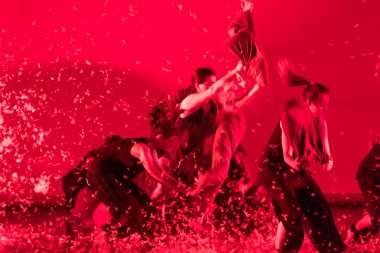 Thessaloniki, Yunanistan - 9 Mayıs 2018: Performans sırasında Unidentifieds dansçılar bale Firebird Skg köprüler sanat ve Kültür Festivali gerçekleşti sırasında yer Selanik Konser Salonu'nda