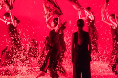 Thessaloniki, Yunanistan - 9 Mayıs 2018: Performans sırasında Unidentifieds dansçılar bale Firebird Skg köprüler sanat ve Kültür Festivali gerçekleşti sırasında yer Selanik Konser Salonu'nda