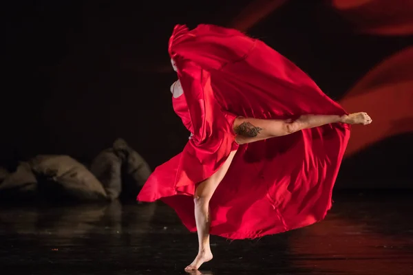 テッサロニキ ギリシャ 2018 性能の間に混血ダンサー バレエ Skg 橋アートとした文化祭の間に火の鳥配置テサロニキ コンサート ホールで — ストック写真