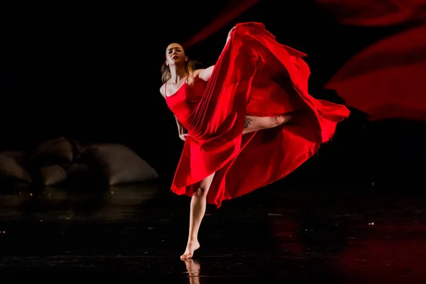 希腊塞萨洛尼基 2018年5月9日 在塞萨洛尼基音乐厅举行的 水桥艺术文化节 表演中 没有身份的舞者芭蕾 — 图库照片