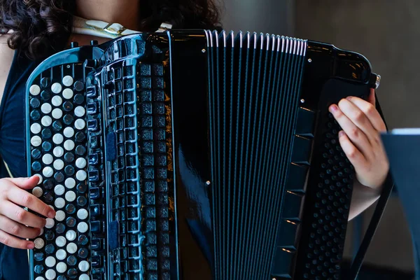 Nahaufnahme Musiker Spielt Ziehharmonika Auf Der Bühne — Stockfoto