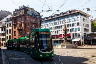 Basel, İsviçre - 1 Ağustos 2018: Binalar eski şehir şehir merkezi Basel - İsviçre 