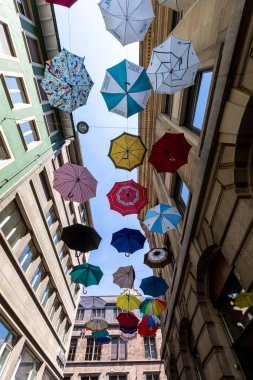 Basel, İsviçre - 1 Ağustos 2018: Renkli şemsiyeler arka plan. Gökyüzünde renkli şemsiyeler. Sokak dekorasyon. Basel, İsviçre, İsviçre Europe