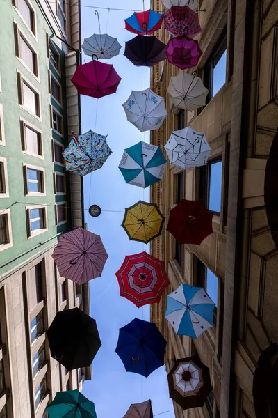 瑞士巴塞尔 2018年8月1日 彩色雨伞背景 天空中五颜六色的雨伞 街道装饰 巴塞尔 瑞士欧洲 — 图库照片