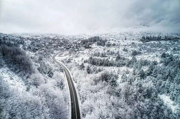 雪覆盖的塞利传统希腊村鸟图 山和路在冬天期间 希腊北部最热门的旅游目的地 — 图库照片