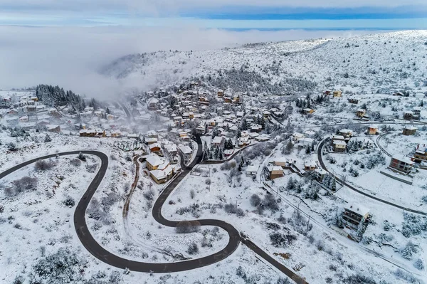 Вид Воздуха Традиционную Греческую Деревню Сели Покрытую Снегом Зимой Топ — стоковое фото