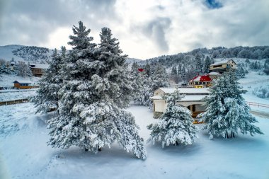 Seli, Yunanistan - 30 Kasım 2018: Ski Resort Seli Vermio, üst turizm Kuzey Yunanistan'daki dağ aralığında, havadan görünümü