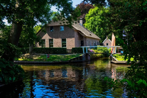 Giethoorn Holanda Julho 2018 Vista Famosa Aldeia Giethoorn Com Canais — Fotografia de Stock