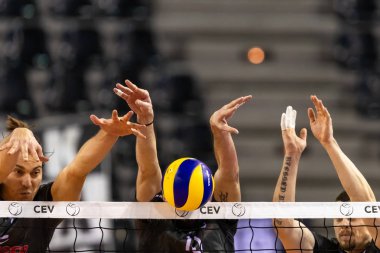 Thessaloniki, Yunanistan - 5 Aralık 2018: Closeup el ve Paok rakip Paok spor salonu Indykpol Azs Olsztyn arasında voleybol Cev Kupası oyun sırasında top.