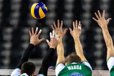 Thessaloniki, Yunanistan - 5 Aralık 2018: Closeup el ve Paok rakip Paok spor salonu Indykpol Azs Olsztyn arasında voleybol Cev Kupası oyun sırasında top.