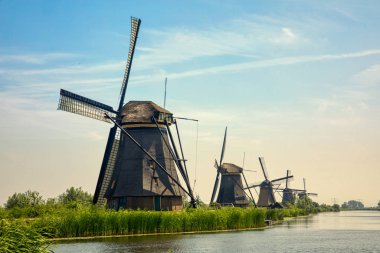 Doğal, Hollanda batımında geleneksel yel değirmenleri görünümünü. Bu sistem 19 yel değirmenleri, yaklaşık 1740 inşa edilmiştir ve Unesco mirası.