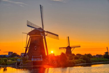 Doğal, Hollanda batımında geleneksel yel değirmenleri görünümünü. Bu sistem 19 yel değirmenleri, yaklaşık 1740 inşa edilmiştir ve Unesco mirası.