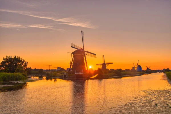 Nézd Hagyományos Szélmalmok Napnyugtakor Kinderdijk Hollandia Rendszer Szélmalmok Épült 1740 — Stock Fotó