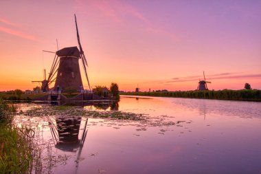 Doğal, Hollanda batımında geleneksel yel değirmenleri görünümünü. Bu sistem 19 yel değirmenleri, yaklaşık 1740 inşa edilmiştir ve Unesco mirası.