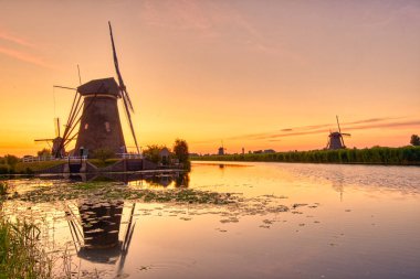 Doğal, Hollanda batımında geleneksel yel değirmenleri görünümünü. Bu sistem 19 yel değirmenleri, yaklaşık 1740 inşa edilmiştir ve Unesco mirası.