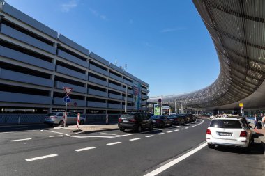 Düsseldorf, Almanya - 3 Temmuz 2018: Düsseldorf Havalimanı dış görünümünü. Dusseldorf Havaalanı yaklaşık 7 kilometre Düsseldorf şehir merkezinin kuzeyinde bulunan