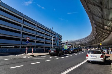 Düsseldorf, Almanya - 3 Temmuz 2018: Düsseldorf Havalimanı dış görünümünü. Dusseldorf Havaalanı yaklaşık 7 kilometre Düsseldorf şehir merkezinin kuzeyinde bulunan