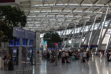 Düsseldorf, Almanya - 3 Temmuz 2018: Hall bir kalkış Düsseldorf Uluslararası Havaalanı. Dusseldorf Havaalanı yaklaşık 7 km kuzeyinde şehir Dusseldor bulunan