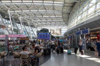 Düsseldorf, Almanya - 3 Temmuz 2018: Hall bir kalkış Düsseldorf Uluslararası Havaalanı. Dusseldorf Havaalanı yaklaşık 7 km kuzeyinde şehir Dusseldor bulunan