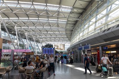 Düsseldorf, Almanya - 3 Temmuz 2018: Hall bir kalkış Düsseldorf Uluslararası Havaalanı. Dusseldorf Havaalanı yaklaşık 7 km kuzeyinde şehir Dusseldor bulunan