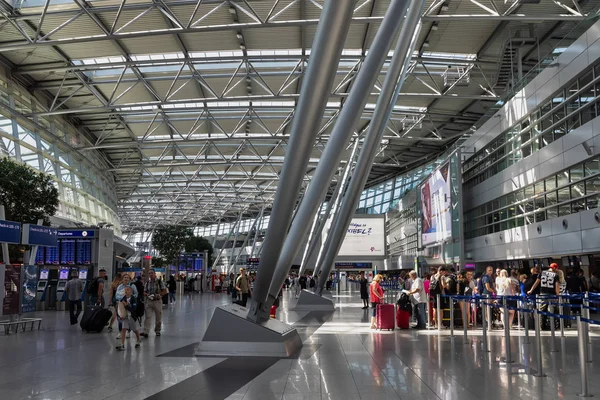 德国杜塞尔多夫 2018年7月3日 杜塞尔多夫国际机场出发大厅 杜塞尔多夫机场位于杜塞尔多夫市中心以北约7公里处 — 图库照片