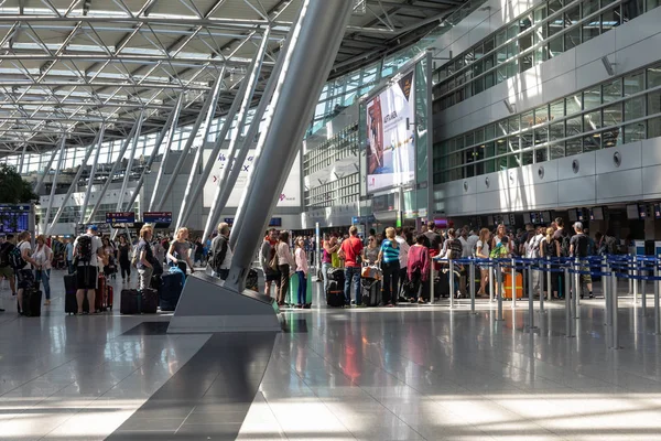 德国杜塞尔多夫 2018年7月3日 杜塞尔多夫国际机场出发大厅 杜塞尔多夫机场位于杜塞尔多夫市中心以北约7公里处 — 图库照片