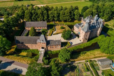 Doorwerth kale havadan görünümü (Felemenkçe: Kasteel Doorwerth) Arnhem, Hollanda yakınındaki bir ortaçağ kalesidir. Kalenin Ren Nehri oturur ve şimdi için üç müze ev.