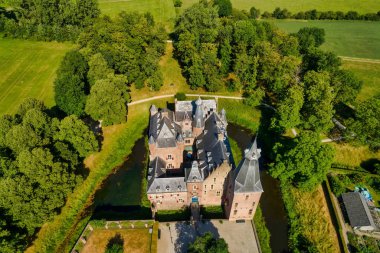 Doorwerth kale havadan görünümü (Felemenkçe: Kasteel Doorwerth) Arnhem, Hollanda yakınındaki bir ortaçağ kalesidir. Kalenin Ren Nehri oturur ve şimdi için üç müze ev.