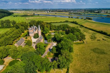 Doorwerth kale havadan görünümü (Felemenkçe: Kasteel Doorwerth) Arnhem, Hollanda yakınındaki bir ortaçağ kalesidir. Kalenin Ren Nehri oturur ve şimdi için üç müze ev.