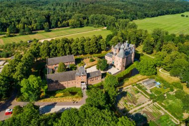 Doorwerth kale havadan görünümü (Felemenkçe: Kasteel Doorwerth) Arnhem, Hollanda yakınındaki bir ortaçağ kalesidir. Kalenin Ren Nehri oturur ve şimdi için üç müze ev.