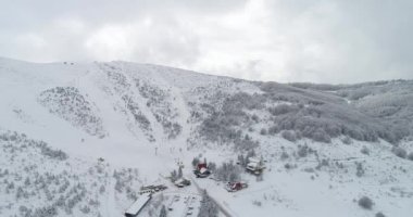 Seli, Yunanistan - 30 Kasım 2018: Ski Resort Seli Vermio, üst turizm Kuzey Yunanistan'daki dağ aralığında, havadan görünümü