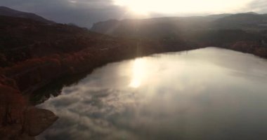 Veria sonbahar günbatımı bir günde, Kuzey Yunanistan'da yapay göl Barbara üzerinde uçan. Yukarıdan bir dron ile yakalanan.