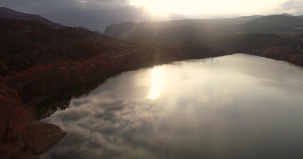 Volando Sobre Lago Artificial Bárbara Veria Norte Grecia Atardecer Día — Vídeos de Stock