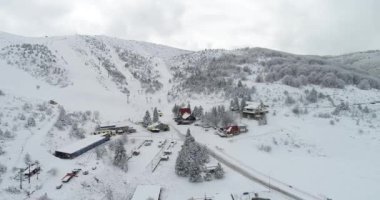 Seli, Yunanistan - 30 Kasım 2018: Ski Resort Seli Vermio, üst turizm Kuzey Yunanistan'daki dağ aralığında, havadan görünümü