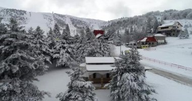 Seli, Yunanistan - 30 Kasım 2018: Ski Resort Seli Vermio, üst turizm Kuzey Yunanistan'daki dağ aralığında, havadan görünümü